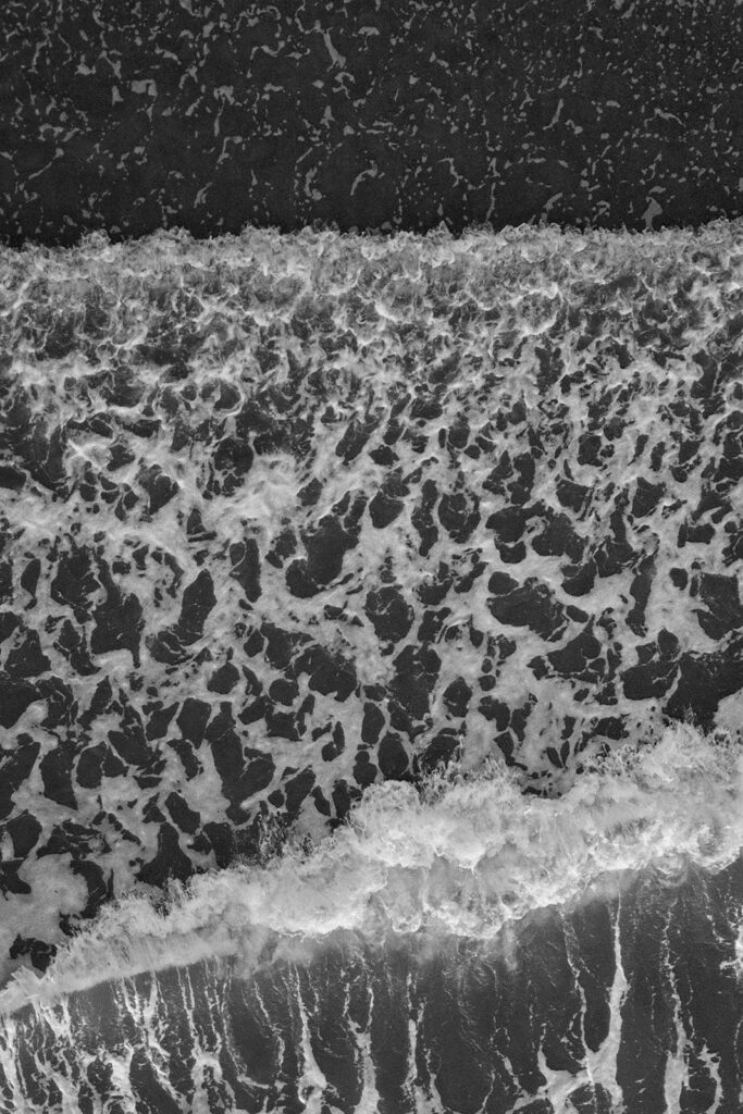 black and white photo of the waves in the ocean