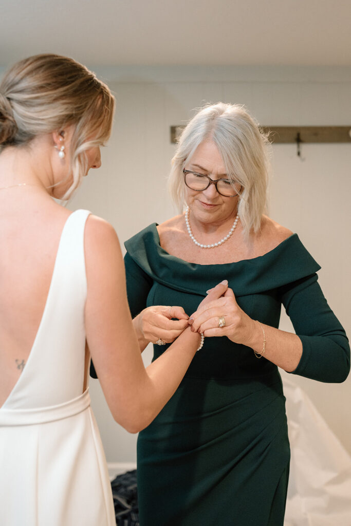 bride getting ready photos 